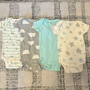 Gerber Baby 4 pack Onesies Size 6-9 Months NWOT